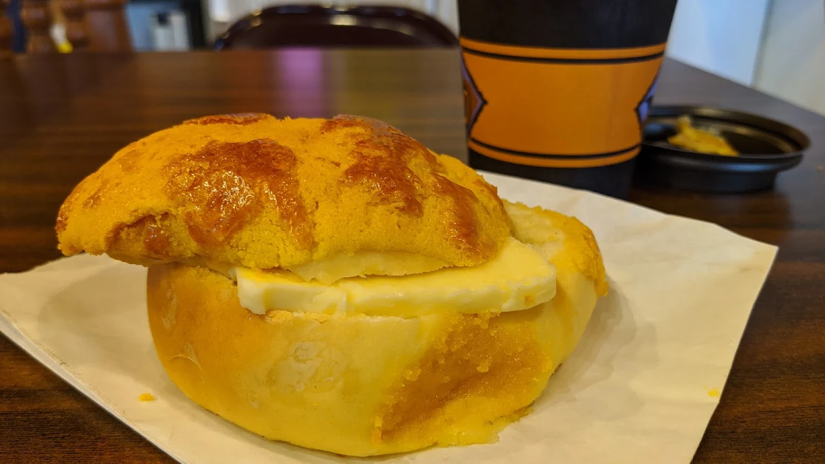 special pineapple bun wrapped in egg with cheese 特色蛋包菠蘿油